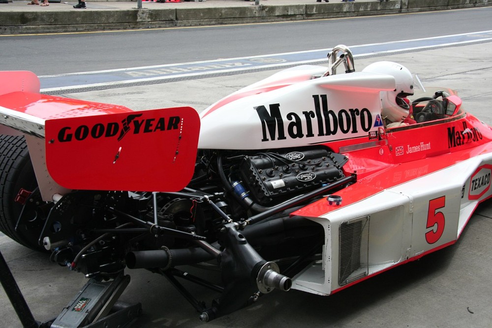 Moteur Cosworth DFV dans la McLaren M23