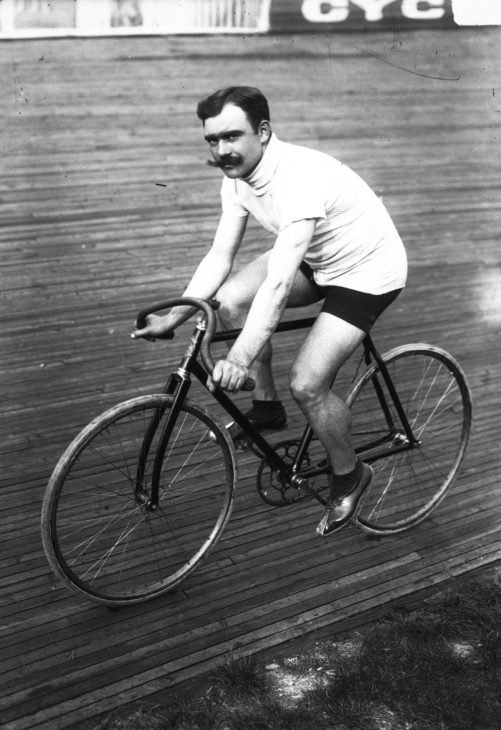 Louis Trousselier et son vélo Peugeot