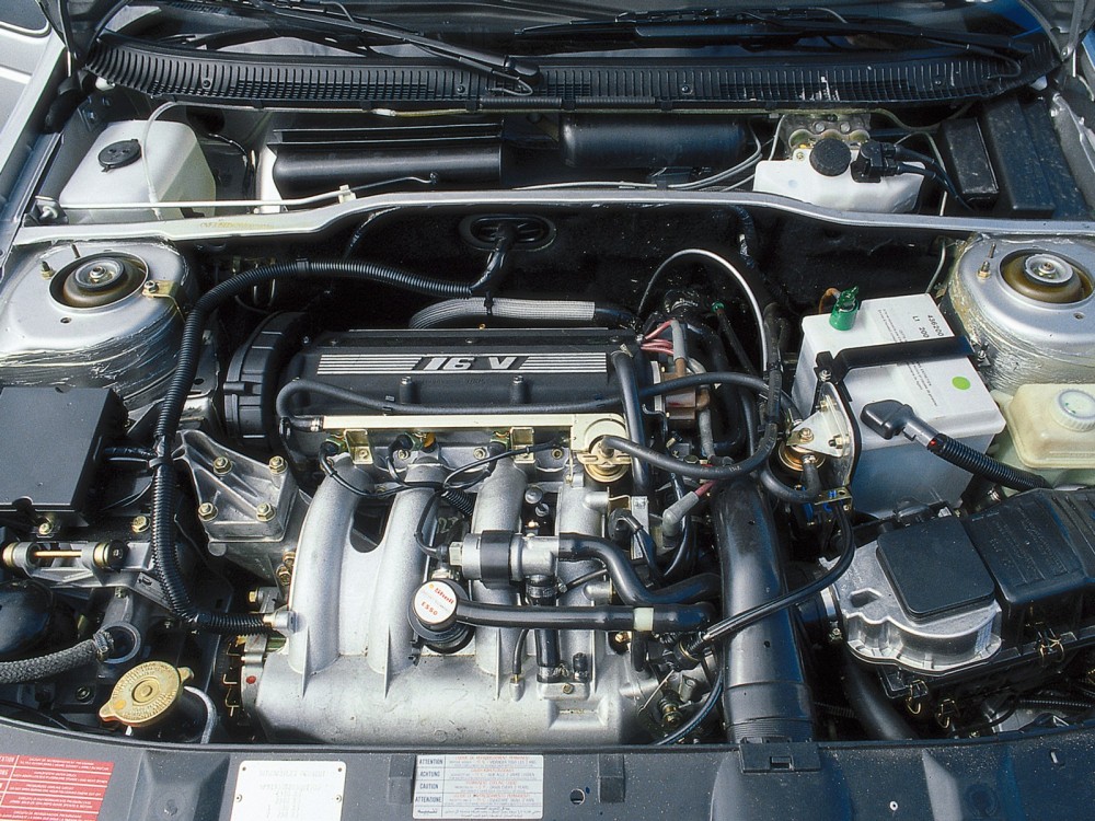 Moteur de la Peugeot 405 MI16